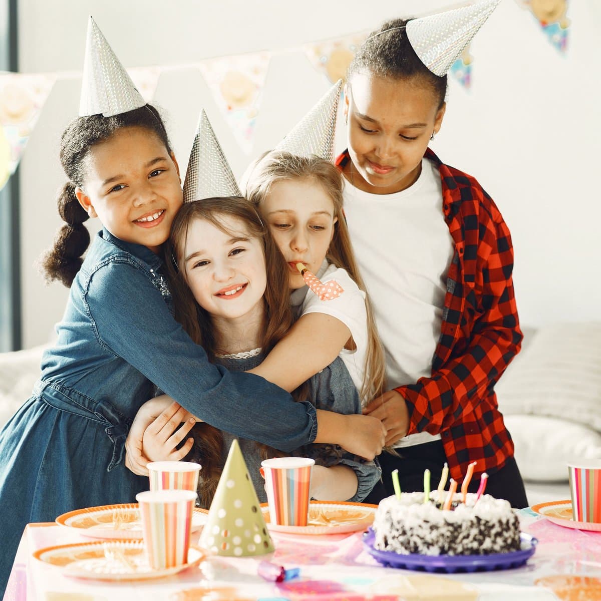 Crianças a celebrar uma festa de aniversário, felizes e a sorrir