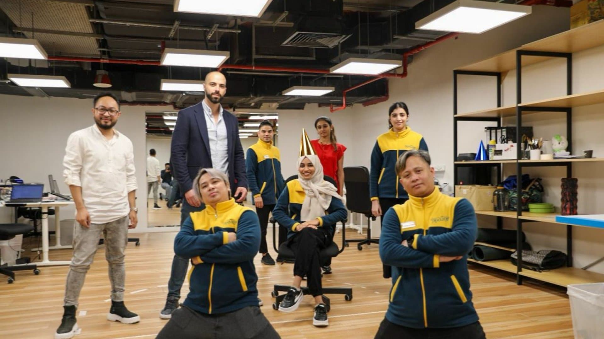 Fundador da Yuppi com a equipa internacional no Qatar